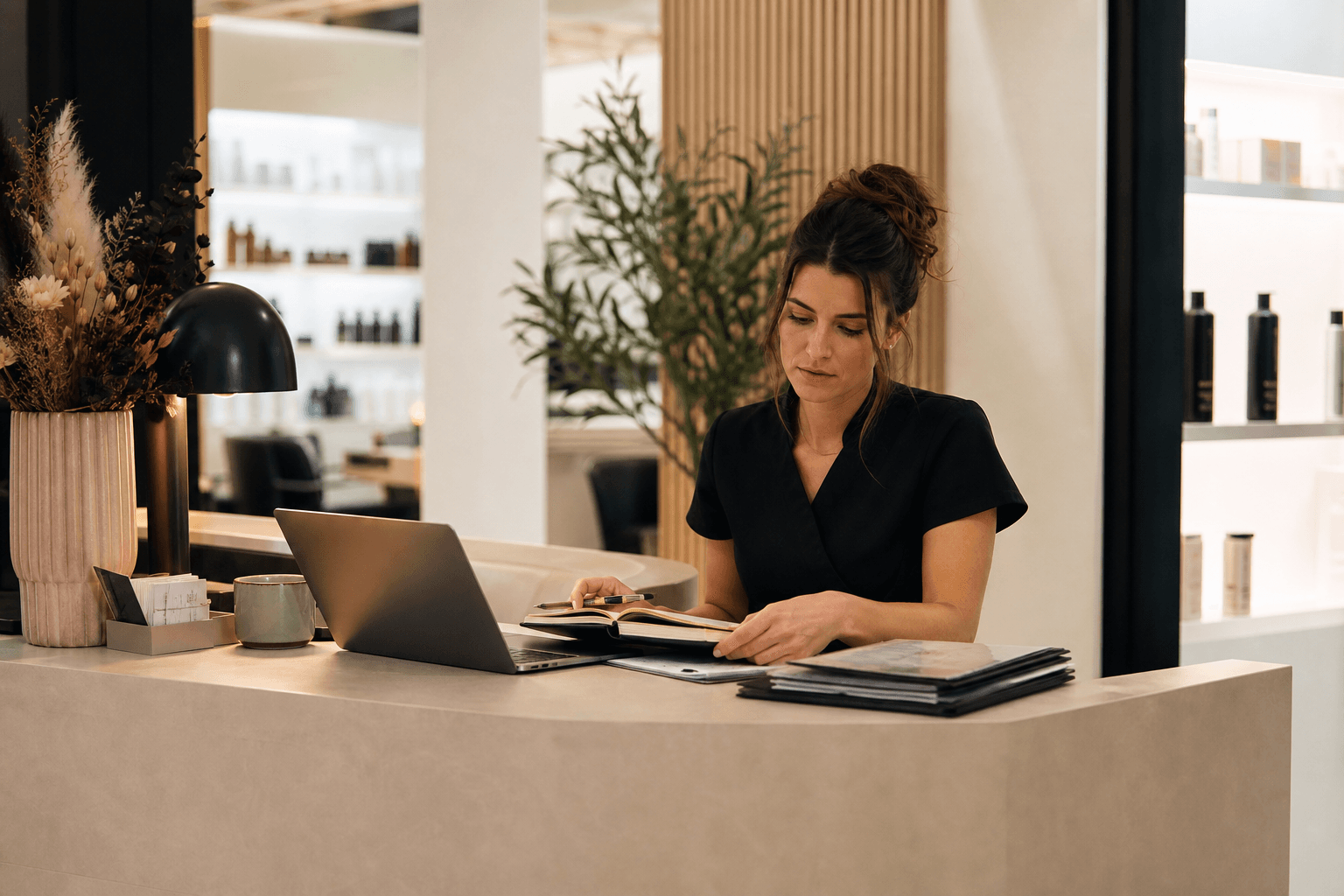 Equipe d'institut de beaute cartographiant le parcours client et les automatisations CRM